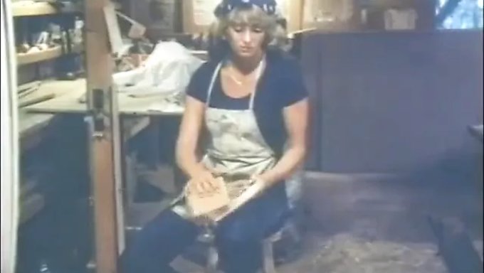 Sıcak Üniversiteli Bebeklerle Retro Porno Filmi