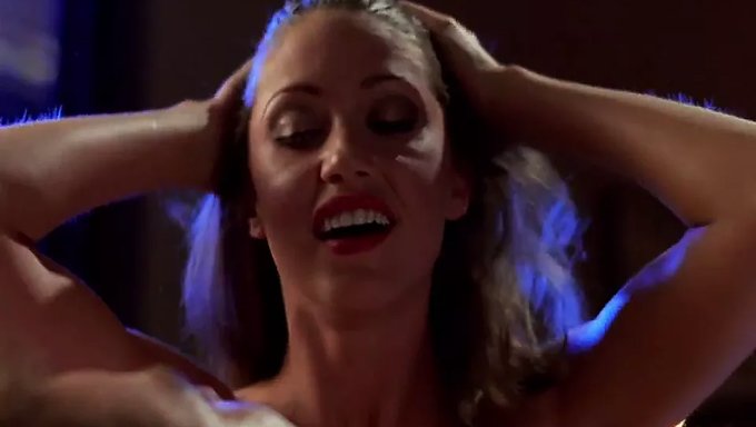 Shannon Elizabeth'In Kahverengi Güzelliği Sergileniyor