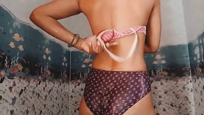 18 Yaşındaki Hintli Kız Banyo Yapıyor Ve Sütyenini Ve Külotunu Gösteriyor