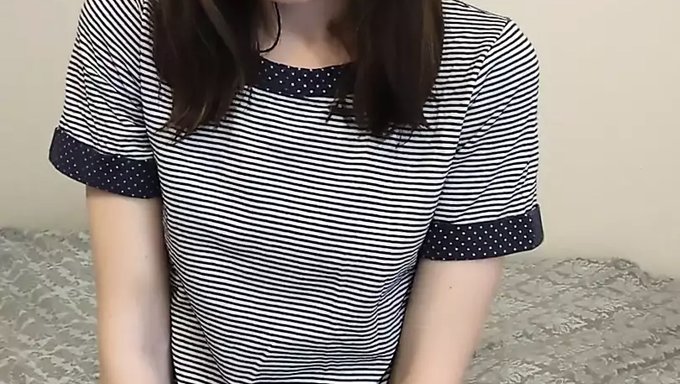 18+ Genç, Külot Tadı Ve Amını Tokatlayarak Kendini Tatmin Etmeyi Öğreniyor