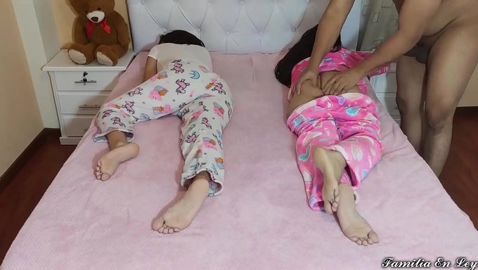 18+ Genç Üçlü, Esmer Ve Latin