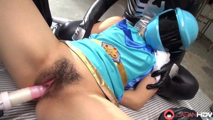 Mavi Uzay Üniforması Giymiş Güzel Asyalı Kız Bir Orgy'E Katılıyor.