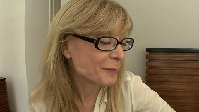 Nina Hartley, Kocaman Aletli Üniversiteli Bir Delikanlıyı Sikişle Dağıtıyor.