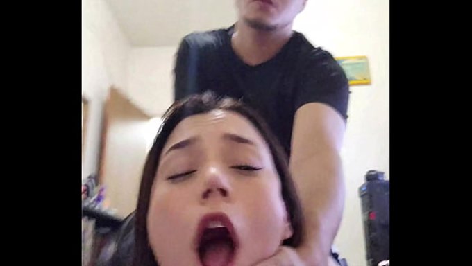 Güzel Genç Bir Kadına Orospu Deniyor Ve Bu Ateşli Videoda Sertçe Sikiliyor.