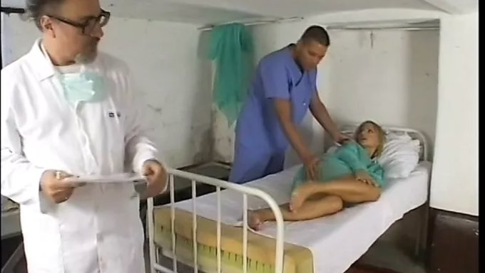 Sarışın Bebek, Erkek Hemşire Tarafından Becerilirken Yüzüne Boşalma Ve Oral Seks Yapıyor