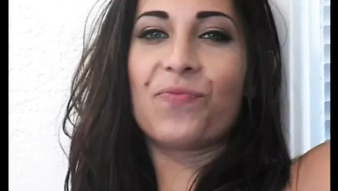 Göğüslü Bebek Sıcak Pov Sahnede Büyük Yarrağı Sürüyor