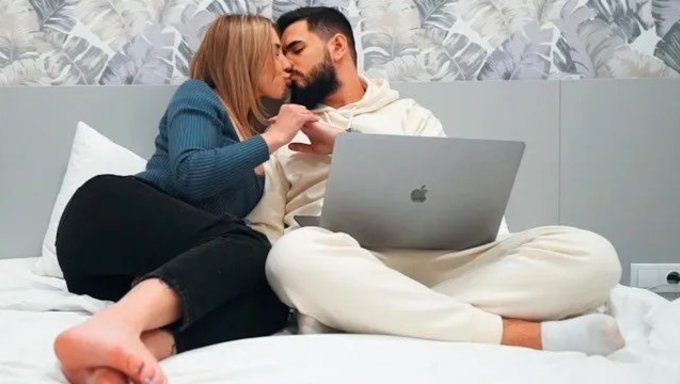 Jenny Lux'Un Ilk Buluşmasında Bakire Bir Adamı Baştan Çıkarması.