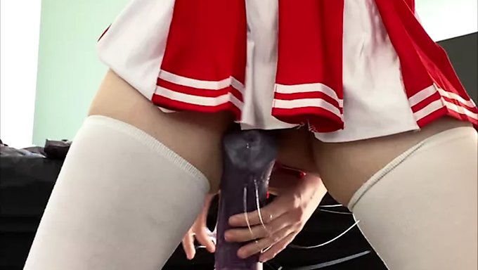 Büyük Bir Dildo Ile Arzularımı Tatmin Ediyorum