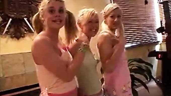 Minyon Genç (18+) Amatör Videoda Soyunuyor Ve Mastürbasyon Yapıyor