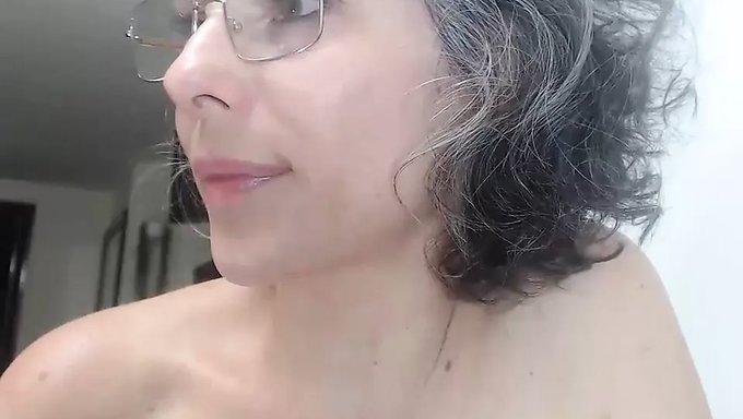 Gri Saçlı Olgun Kadın Kendini Tatmin Ediyor