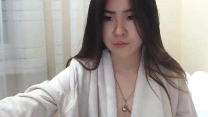 Asyalı Bebek Web Kamerasında Sıvı Fışkırtıyor