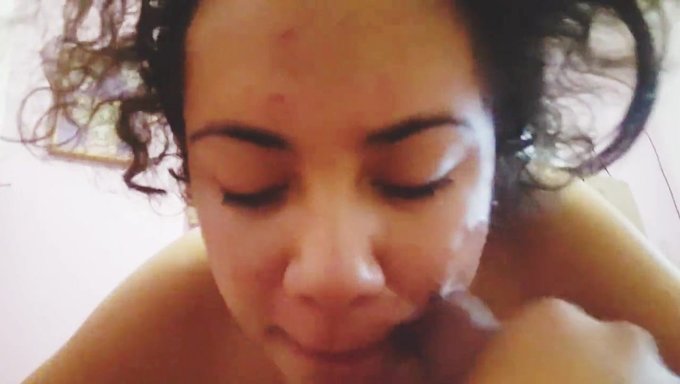 Latin Nerd, Bu Göğüslü Nerd Porno Videosunda Yüzüne Boşalıyor