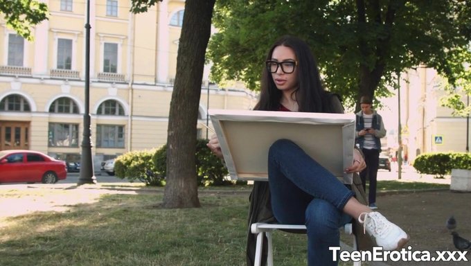 Genç Sanatçı Regina Sparks, Cowgirl Pozisyonunda Amını Yalatıp Siktiriyor