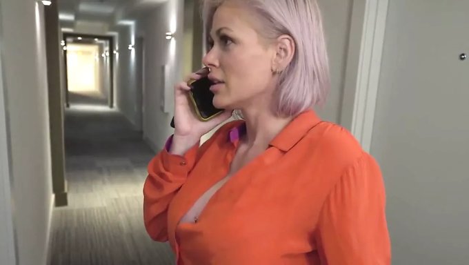 Göğüslü Milf Aşırı Oral Zevke Dalıyor