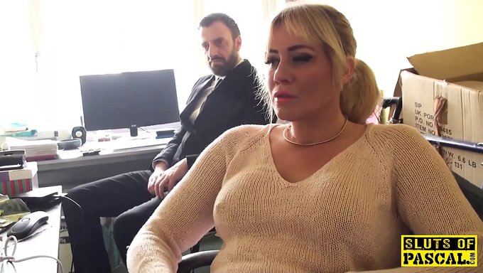 Amatör Ingiliz Kız Kendini Parmaklayarak Orgazm Oluyor