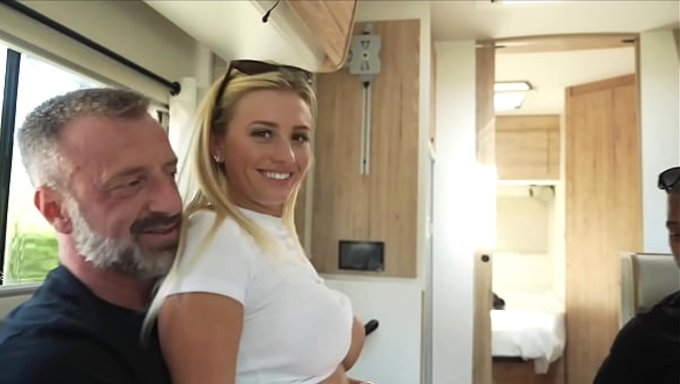 Chloé Ve Alice, Var Bağlarına Giderken Swame-Bus'Ta Mükemmel Kıçlarını Sergiliyorlar.