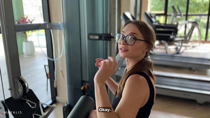 Tatlı Bir Kız, Fitness Hocasıyla Ilk Seansını Sert Geçiriyor.