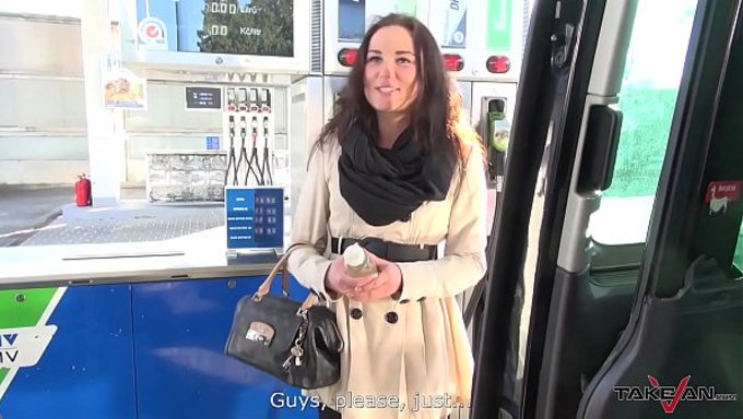 Kız Havaalanında Kaldı, Bu Yüzden Taksiciyle Sikişmek Zorunda Kaldı.