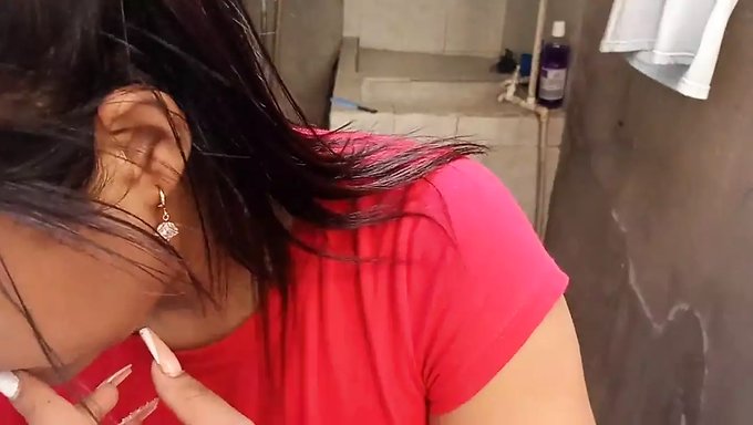 18 Yaşındaki Amatör Latin Kız Büyük Poposunu Emiyor Ve Üzerinde Sürüyor