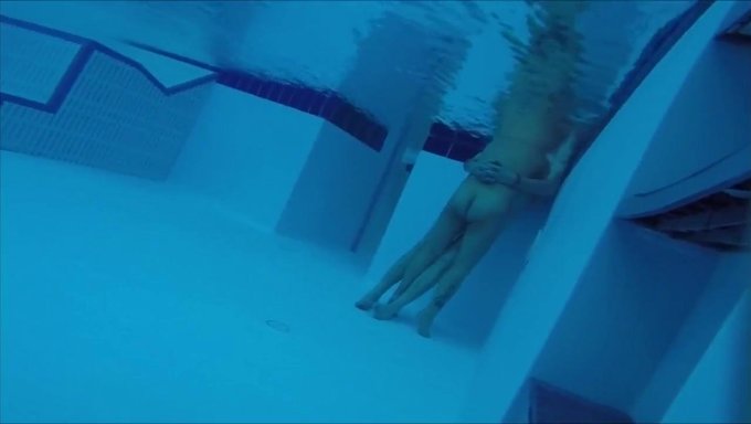 Seksi Avrupalı Çift Suda Yaramazlaşıyor