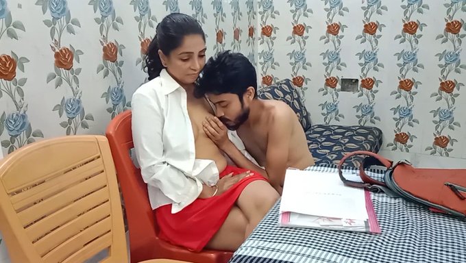 Genç (18+) Öğretmeni Tarafından Sarkık Göğüsleri Yalatılıyor