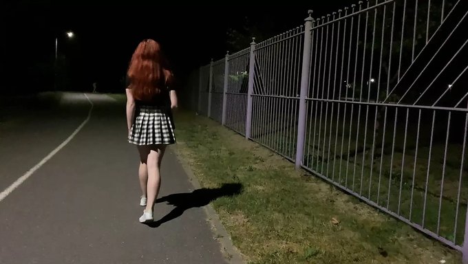 18'Lik Cheerleader Sokakta Mastürbasyon Yapıyor