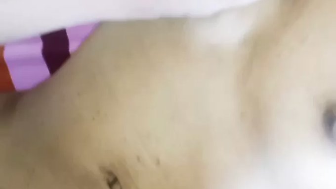 Genç Kızın Seks Oyuncakları Ve Islaklık Konusundaki Ilk Deneyimi