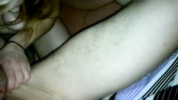 Sulu Olgun Milf, Genç Bir Erkek Tarafından Beceriliyor