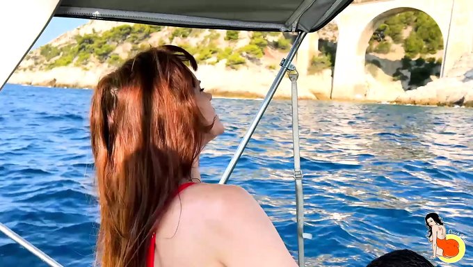 Amatör Esmer Stacy, Bir Yatta Sakso Çekiyor Ve Sert Bir Şekilde Beceriliyor