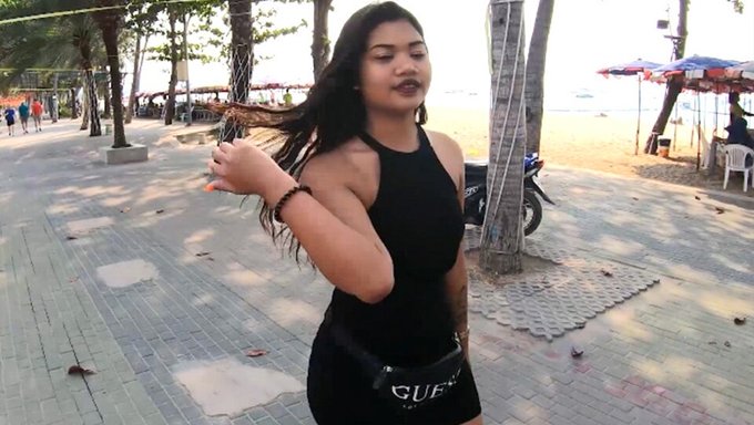 Büyük Popolu Ve Sakso Becerilerine Sahip Genç (18+) Ağzına Ve Götüne Bir Yarrak Alıyor