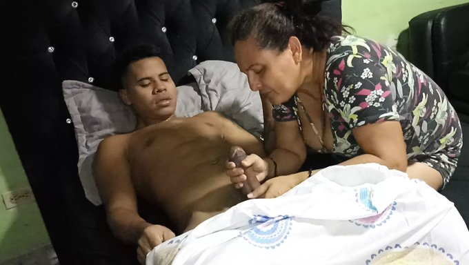 18+ Genç Üvey Kız Ev Yapımı Bir Videoda Sakso Çekiyor