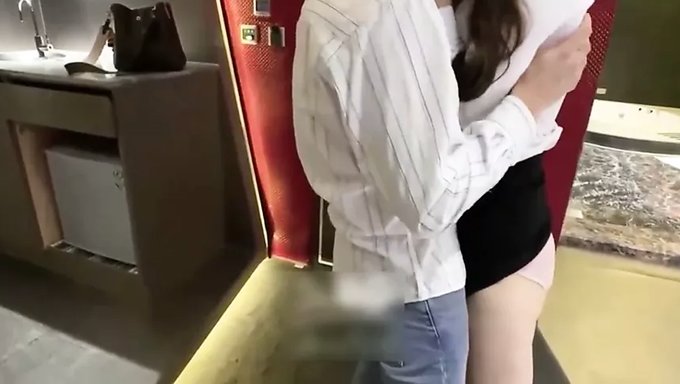 Asyalı Güzellik, Iyi Donanımlı Bir Erkek Tarafından Sıkı Amını Siktiriyor