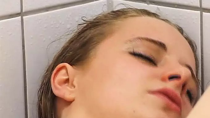 Lezbiyen Genç, Duş Hortumu Tarafından Sıkı Amını Genişletiyor