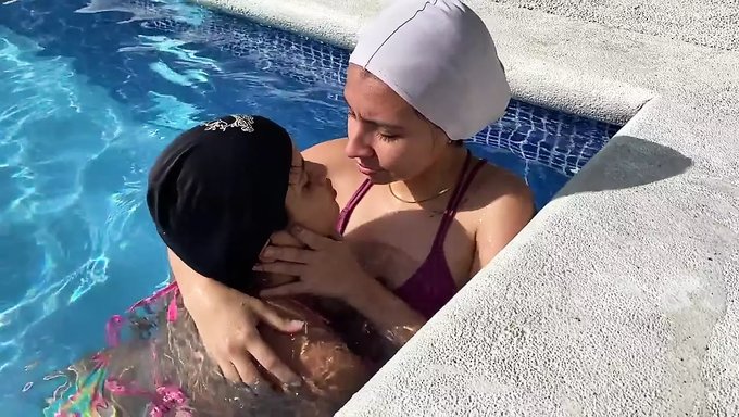 Kız Arkadaşımla Havuzda Ve Banyoda Üçlü Yapıyoruz