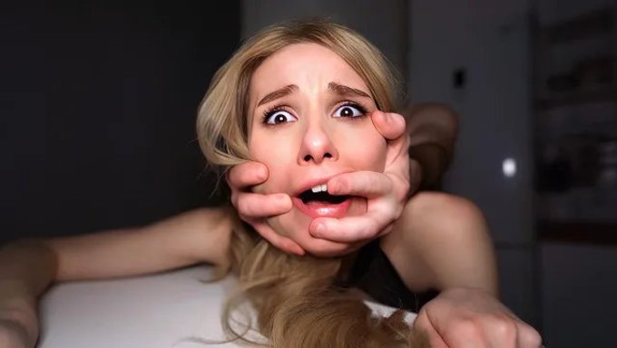 Carla Cute, Babasının Penisine Ve Boğazına Boyun Eğiyor.