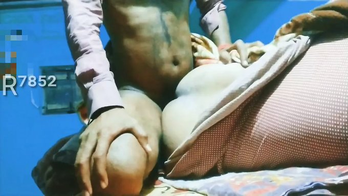 Desi Karısının Büyük Poposu, Kocasından Sert Bir Şekilde Beceriliyor