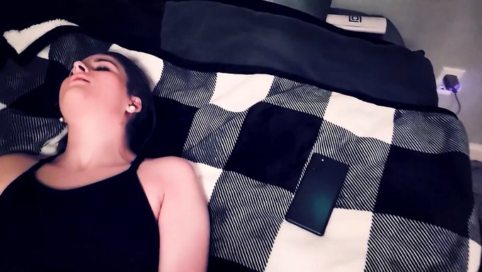 Küçük Göğüslü Ve Titreşimli Bir Oyuncakla Kendini Parmaklayan Ince Bir Genç Kızı Orgazma Kadar Izleyin