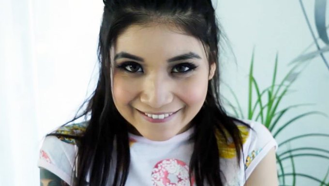Brenna Sparks, Babasından Lolipop Alıyor Ve Yalamaya Başlıyor.