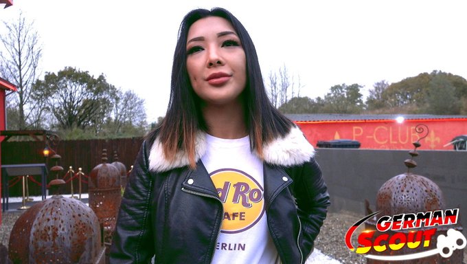 Genç (16), Halka Açık Bir Yerde Baştan Çıkarılıp Sikişiyor
