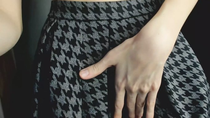 Büyük Doğal Göğüslere Ve Küçük Göğüslere Sahip Milf, Amını Ve Götünü Parmaklatıyor