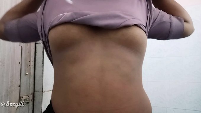Doğal Göğüslü Desi Milf, Işten Sonra Kendini Tatmin Ediyor