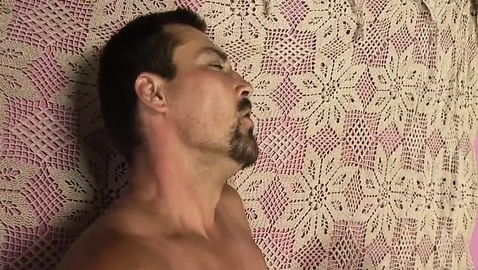 Olgun Milf, Büyük Doğal Göğüslerini Emdiriyor Ve Sikişiyor