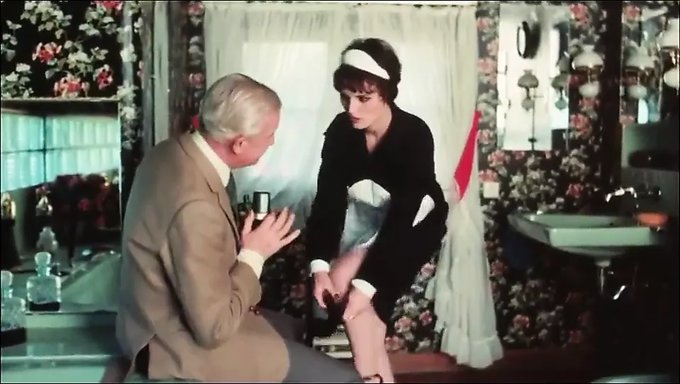 Vintage Porno: Bir Hizmetçi Ona Sakso Çekmeden Önce Bir Dede Mastürbasyon Yapıyor
