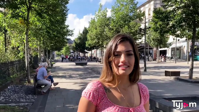 Penelope Cross, Muhteşem Vajinasında Çift Penetrasyonun Tadını Çıkarıyor