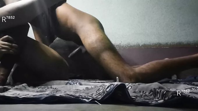 Büyük Göğüslü Bir Hizmetçinin Desi Hint Tarzı Videosu