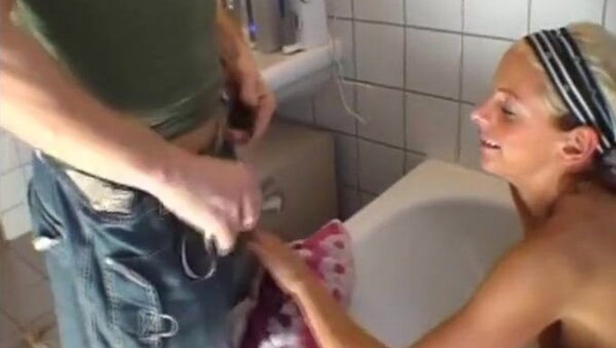 Amatör Sarışın, Banyoda Sıkı Amını Genişletiyor