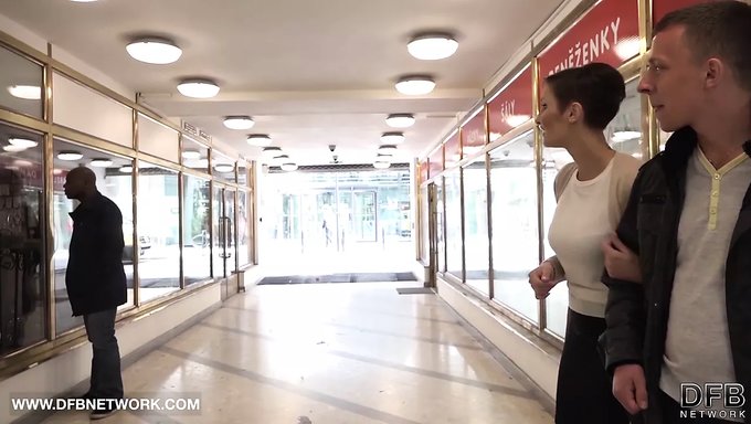 Azgın Bir Eş Ve Iyi Donanımlı Bir Koca Ile Sert Aldatma Eylemi
