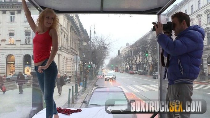 Monique Woods'Un Ağzında Halka Açık Spermlerle Doluyor
