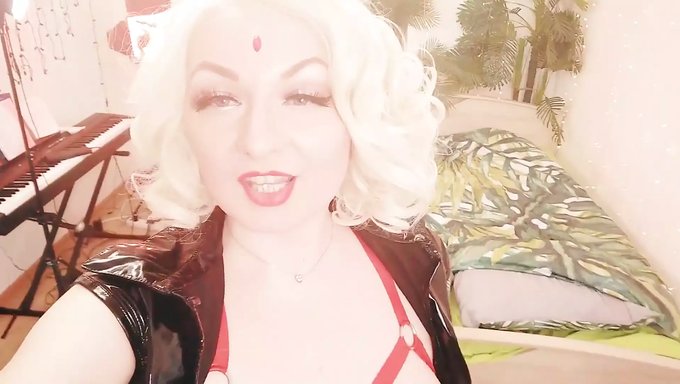 Alman Amatör Milf Arya, Pvc Kıyafetiyle Lateks Vücudunu Sergiliyor