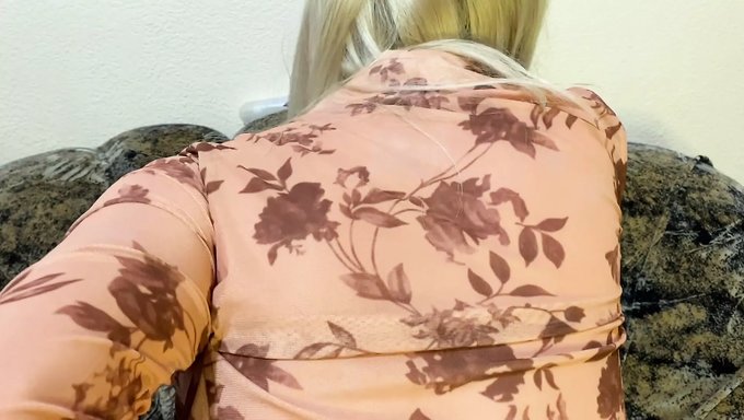 Rus Amatörün Webcam'De Köpek Stili Anal Sahnesi.